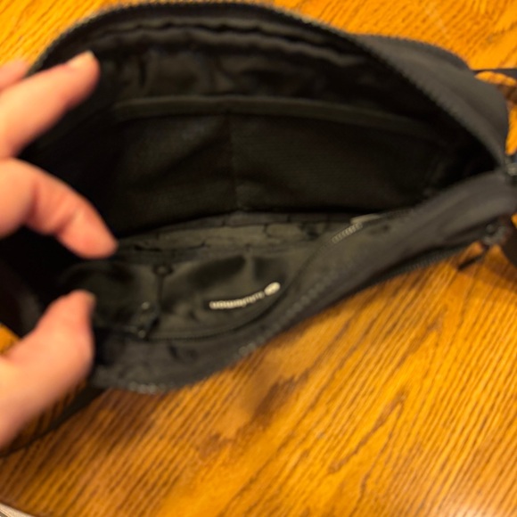 Lululemon unisex black multi pocket crossbody bag - Picture 4 of 11